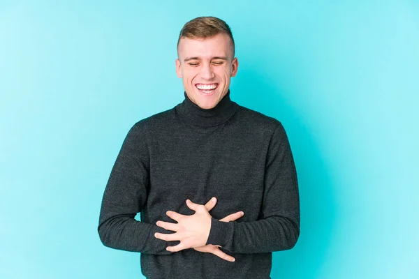 Junger Kaukasischer Mann Auf Blauem Hintergrund Lacht Fröhlich Und Hat — Stockfoto