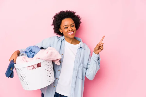 中年非洲裔美国女人洗衣服时 孤独地微笑着 无时无刻不带着食指 — 图库照片