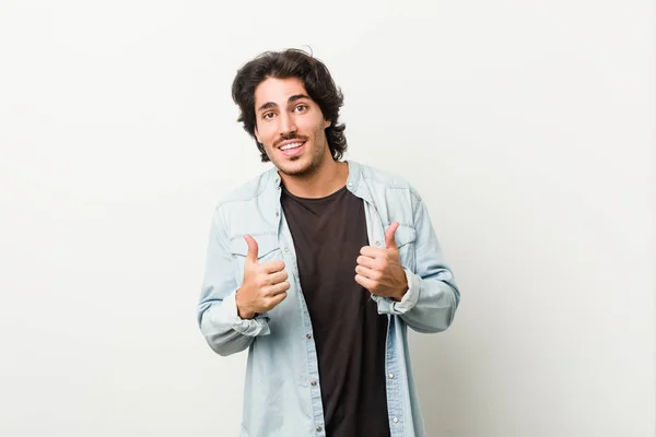 Jovem Homem Bonito Contra Fundo Branco Levantando Dois Polegares Para — Fotografia de Stock