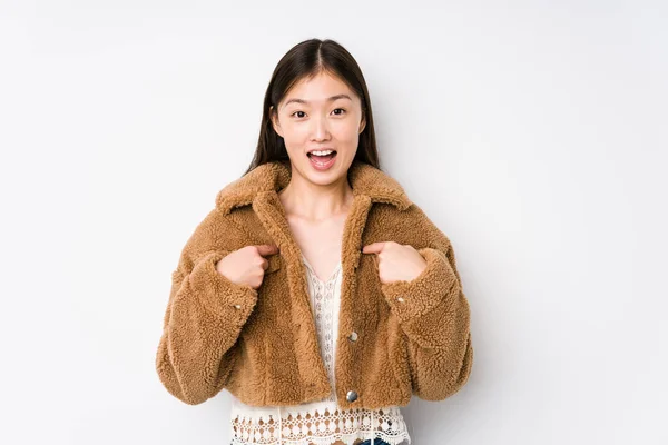 Joven Mujer China Posando Fondo Blanco Aislado Sorprendida Señalando Con — Foto de Stock