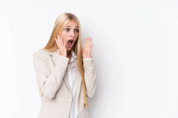 Joven Mujer Rubia Negocios Sobre Fondo Blanco Grita Fuerte Mantiene — Foto de Stock