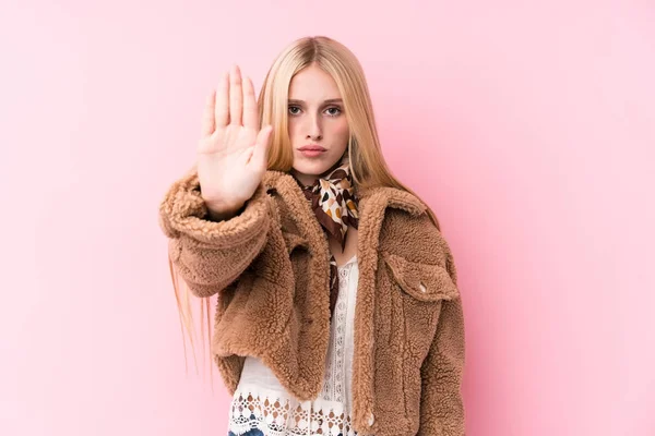 Jeune Femme Blonde Portant Manteau Sur Fond Rose Debout Avec — Photo