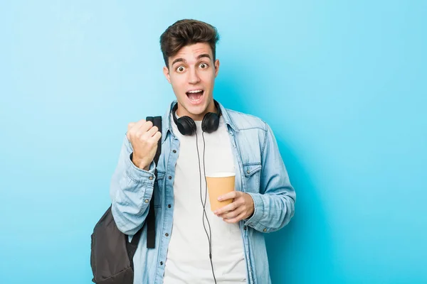 Junger Kaukasischer Student Der Unbeschwert Und Aufgeregt Einen Kaffee Zum — Stockfoto