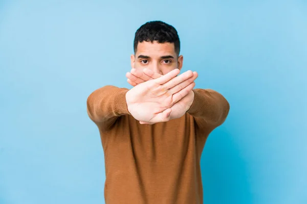 Mladý Latinský Muž Modrém Pozadí Izolované Dělá Popření Gesto — Stock fotografie