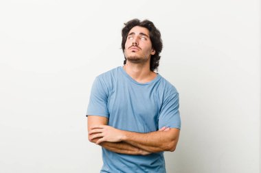 Beyaz bir geçmişi olan genç yakışıklı bir adam tekrarlanan bir görevden yoruldu..