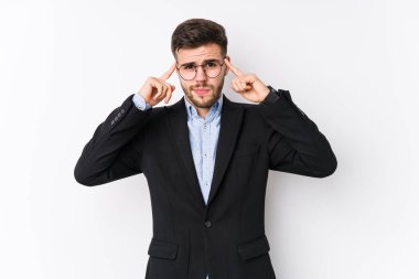 Beyaz arka planda poz veren Kafkasyalı genç iş adamı Kafkasyalı genç bir iş adamını bir göreve odakladı..