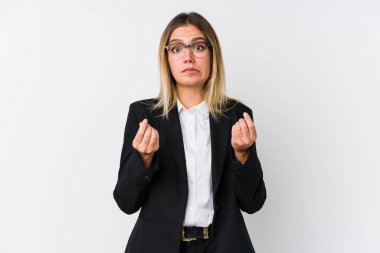 Kafkasyalı genç bir kadın parasız olduğunu gösteriyor..