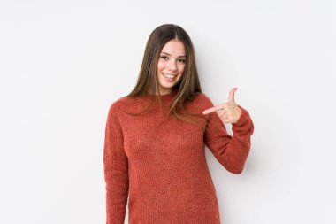 Yalnız poz veren beyaz bir kadın.