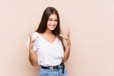 Yalnız poz veren genç beyaz kadın gergin elleriyle çığlık atıyor..