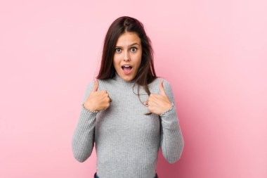 Genç ve güzel bir kadın, parmağını gösterip, gülümseyerek şaşırdı..