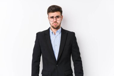 Beyaz arka planda poz veren Kafkasyalı genç bir iş adamı yalnız, beyaz tenli genç bir iş adamı yanakları siliyor, yorgun bir ifadeye sahip. Yüz ifadesi kavramı.