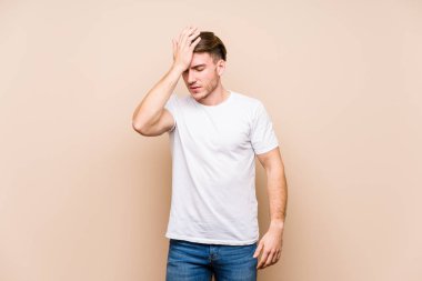 Kafkasyalı genç bir adam yalnız poz veriyor. Bir şey unutuyor. Alnına avuç içi ve gözlerini kapatarak vuruyor..