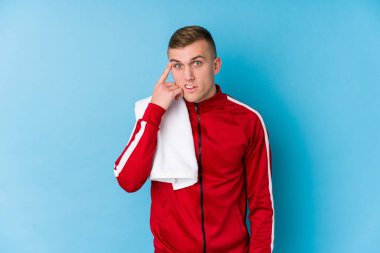 Genç sporcu işaret parmağıyla hayal kırıklığı jesti yapıyor..