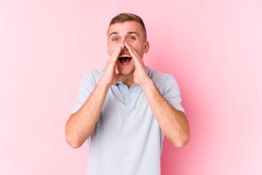 Kafkasyalı genç bir adam yalnız başına bağırıyor..