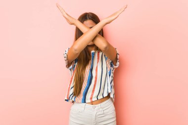 İki kolu çapraz tutan genç zayıf kadın, inkar kavramı..