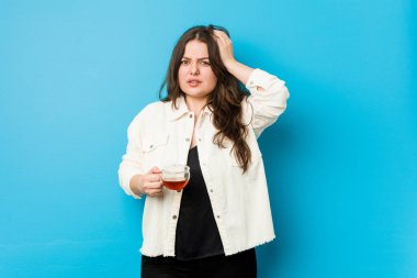 Elinde çay fincanı tutan genç ve kıvrımlı kadın şok olmuştu. Önemli bir buluşmayı hatırladı..