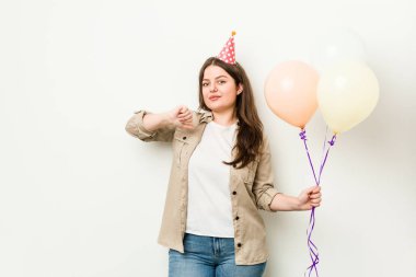 Doğum gününü kutlayan genç ve cüsseli bir kadın gururlu ve kendinden emin hissediyor, örnek olarak..