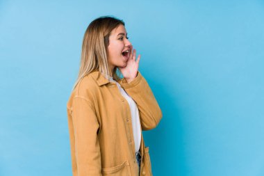 Genç beyaz kadın bağırıyor ve avuç içini açıyor..