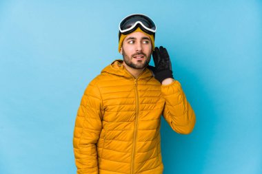 Genç kayakçı Kafkasyalı bir adam bir dedikoduyu dinlemeye çalışıyor..