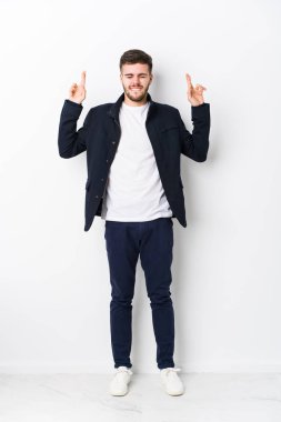 Tam vücut Kafkasyalı genç adam şans dilemek için şans diliyor.