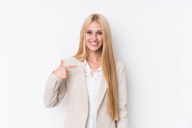 Beyaz arka planda genç bir iş kadını tişört fotokopisini elle gösteriyor, gururlu ve kendinden emin.