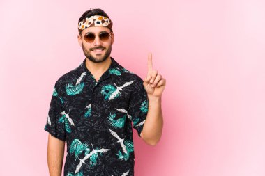 Genç hippi izole edilmiş. Parmağıyla bir numarayı gösteriyor..