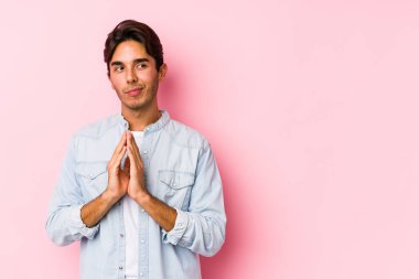 Pembe arka planda poz veren Kafkasyalı genç bir adam... -... bir plan hazırlıyor..