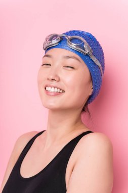 Genç Japon yüzücü kadın yalnız başına yakından çekilmiş.