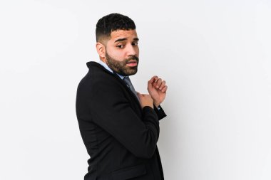 Beyaz bir geçmişe sahip genç Latin iş kadını korkmuş ve korkmuş..