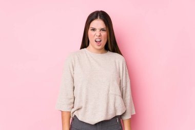 Kafkasyalı genç bir kadın yalnız poz veriyor. Çığlıklar atıyor. Çok sinirli ve agresif..