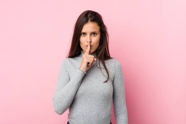 Bir sırrı saklamak veya sessizlik için soran genç sevimli kadın.