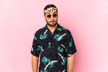 Genç hippi adamın kafası karışmış, kuşkulu ve kararsız..