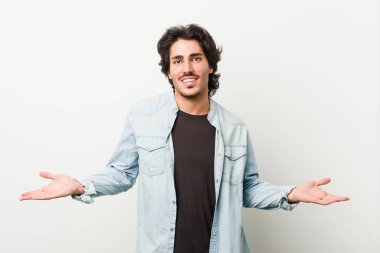 Beyaz bir geçmişi olan yakışıklı genç bir adam hoş bir yüz ifadesi sergiliyor..