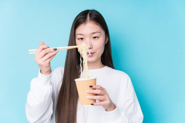 Genç Japon kadın erişte yiyor.