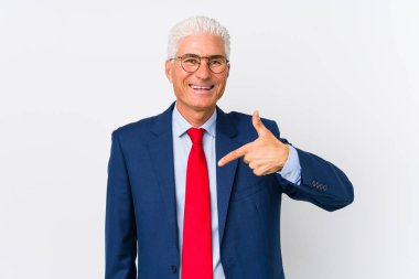 Orta yaşlı Kafkasyalı iş adamı, gömlek fotokopisini elle gösteren, gururlu ve kendinden emin birini izole etti.