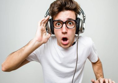 Bilgisayar oyunu oynayan beyaz bir genç adam.