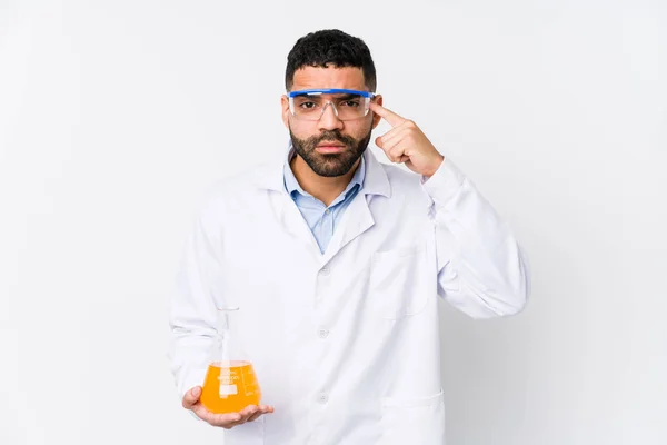 Молодой Арабийский Химик Изоляции Показывает Жест Разочарования Указательным Пальцем — стоковое фото