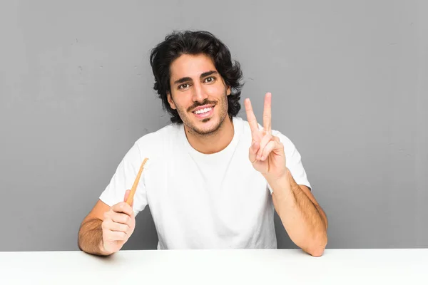 Νεαρός Κρατώντας Μια Οδοντόβουρτσα Που Δείχνει Νούμερο Δύο Δάχτυλα — Φωτογραφία Αρχείου