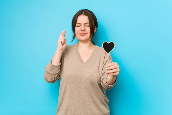 Junge Size Kurvige Frau Hält Herzförmige Daumen Für Das Glück — Stockfoto