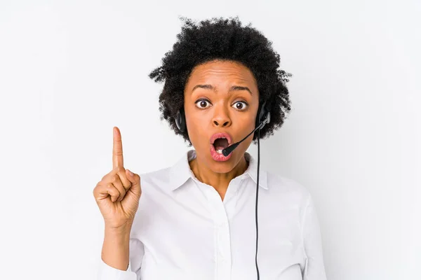 Young African American Telemarketer Woman Isolated Having Some Great Idea — 스톡 사진