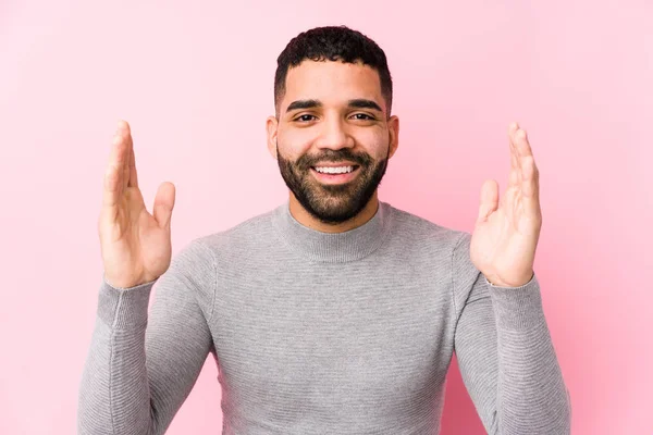 Pembe Arka Planda Genç Bir Latin Adam Hoş Bir Sürprizle — Stok fotoğraf