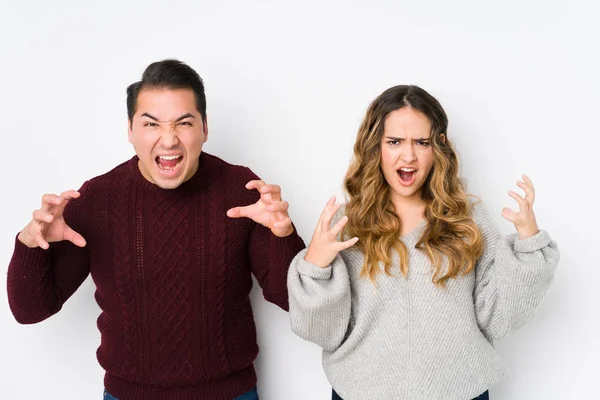 Jovem Casal Posando Fundo Branco Gritando Com Raiva — Fotografia de Stock