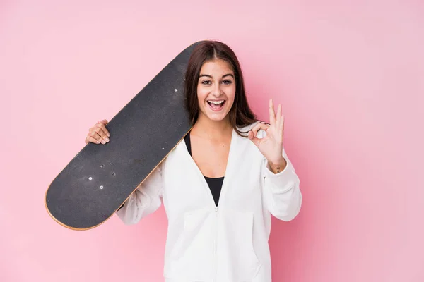 Молода Біла Жінка Тримає Скейт Весела Впевнена Показуючи Нормальний Жест — стокове фото