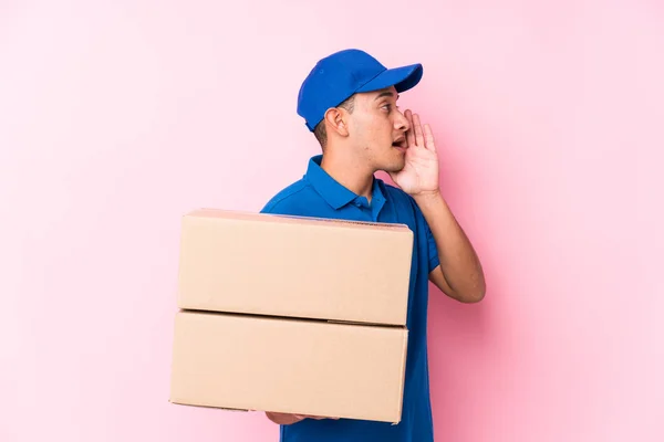 Joven Latino Entrega Hombre Aislado Gritando Sosteniendo Palma Cerca Boca — Foto de Stock