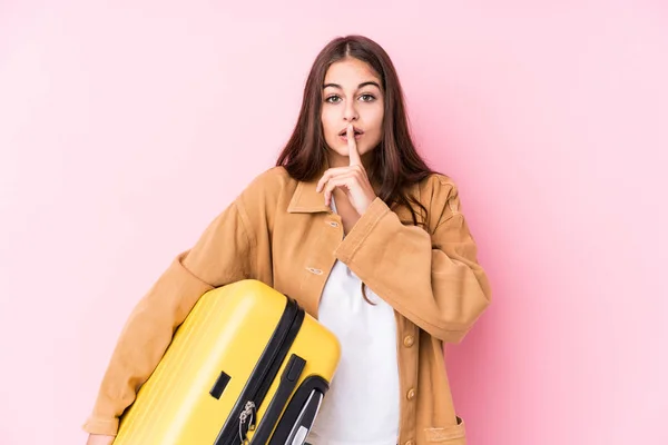 Joven Viajera Caucásica Sosteniendo Una Maleta Aislada Guardando Secreto Pidiendo —  Fotos de Stock