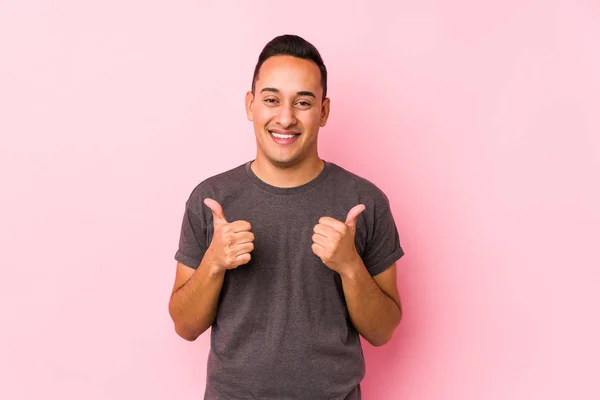 Yooung Latino Homem Posando Fundo Rosadadrenando Ambos Polegares Para Cima — Fotografia de Stock