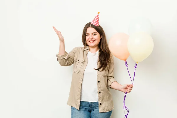 Genç Cüsseli Bir Kadın Doğum Gününü Kutluyor Hoş Bir Sürprizle — Stok fotoğraf