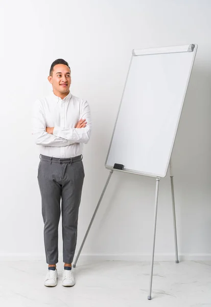 Joven Entrenador Latino Con Una Pizarra Aislada Sonriendo Confiado Con — Foto de Stock