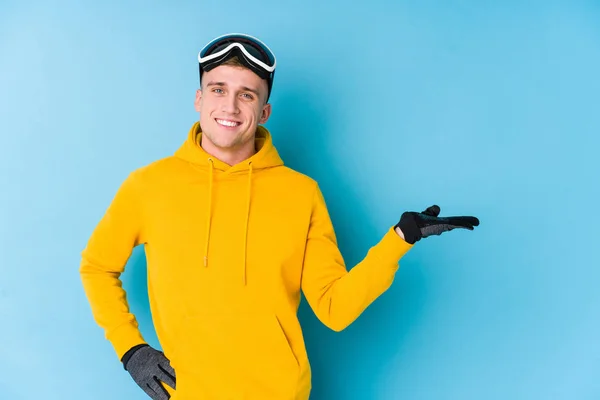 Junger Skifahrer Zeigt Kopierraum Auf Einer Handfläche Und Hält Eine — Stockfoto