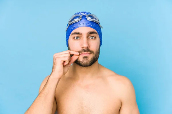 Joven Nadador Guapo Aislado Con Los Dedos Los Labios Manteniendo — Foto de Stock